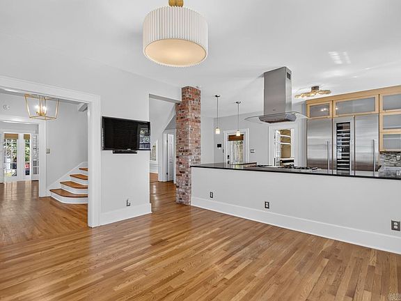 5th image of 1220 Kavanaugh Blvd