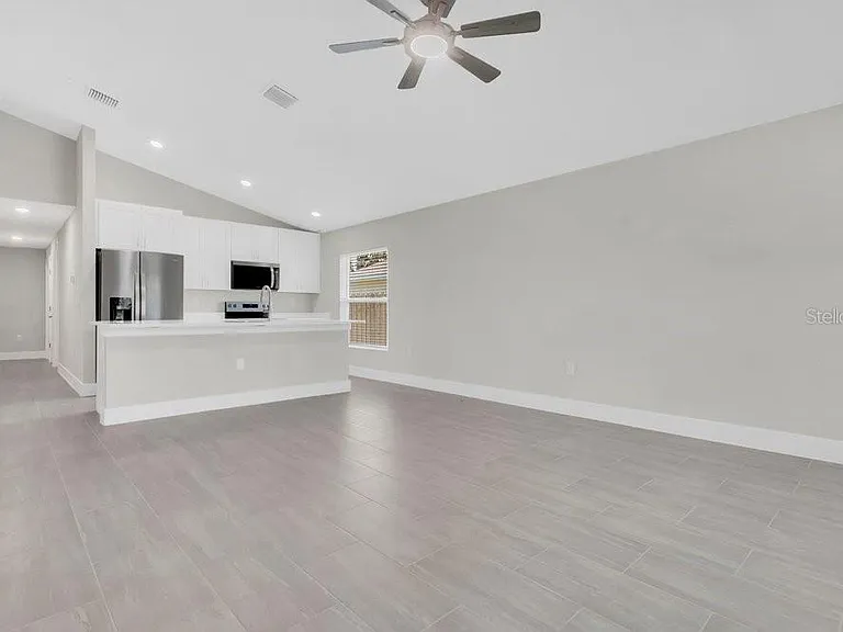889 Dunbar St — Photo 3
