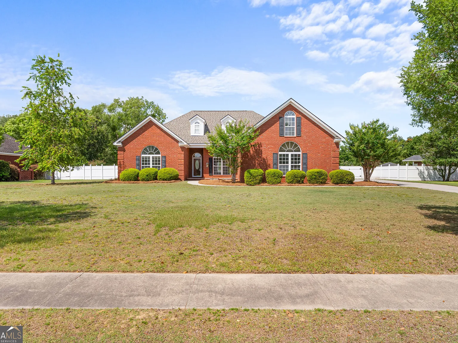 5 bed, 3.5 bath, 2539 sqft, $3,000 — Photo 2