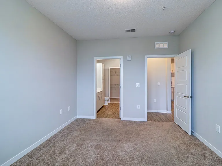 Nexus Brandon Apartments — Photo 79