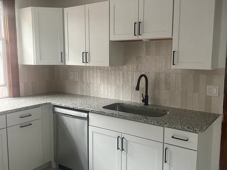 426 W Delavan Ave #UPPER — Photo 3