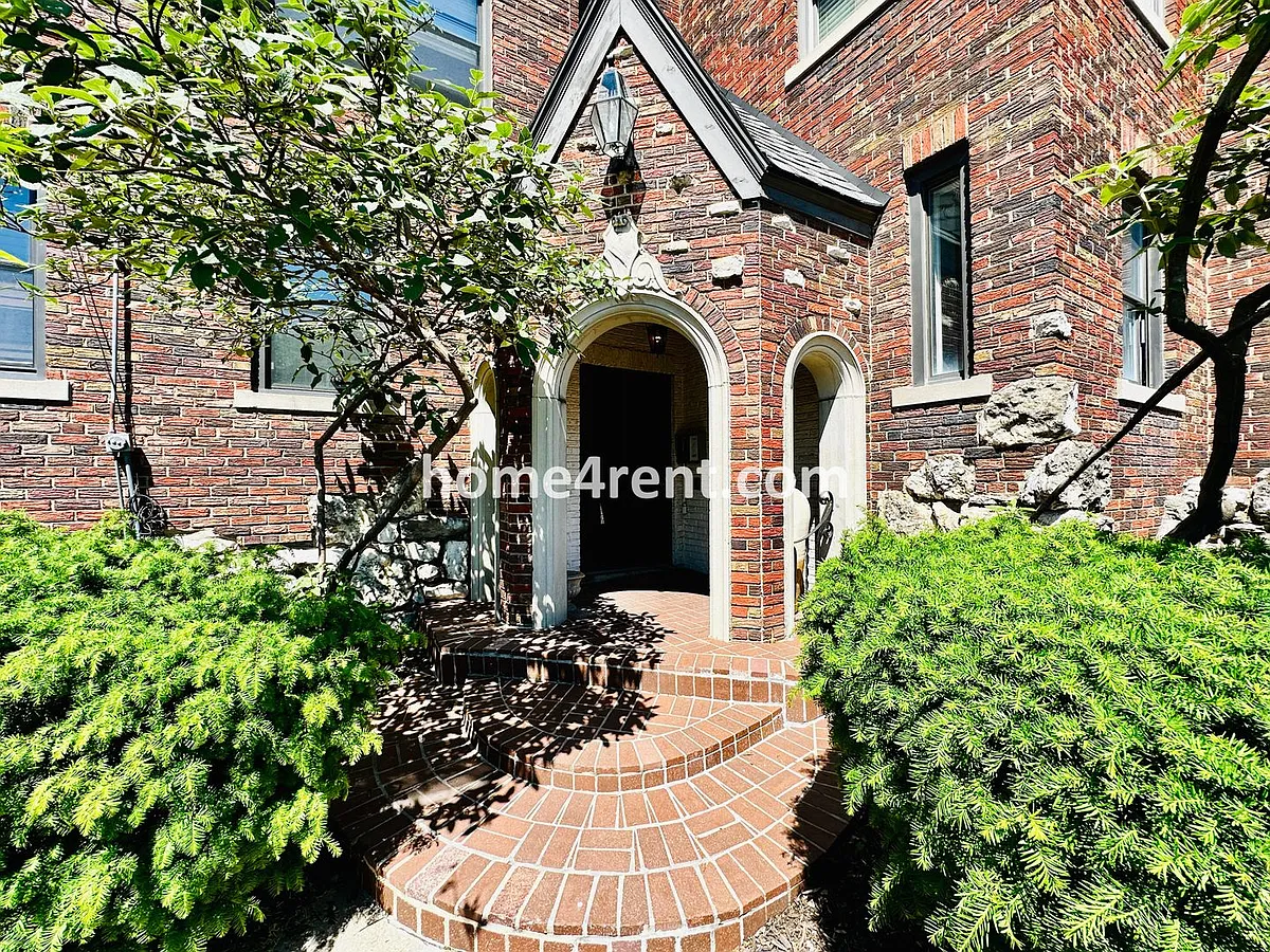 Building Photo - 700 W 48th St #304