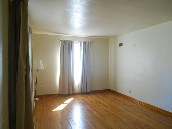 3rd image of 4724 Parkway
