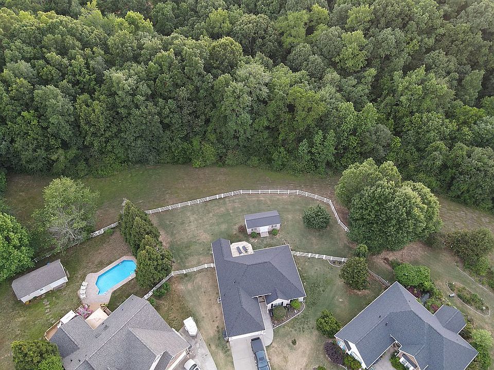 Backs up to 600 wooed acres