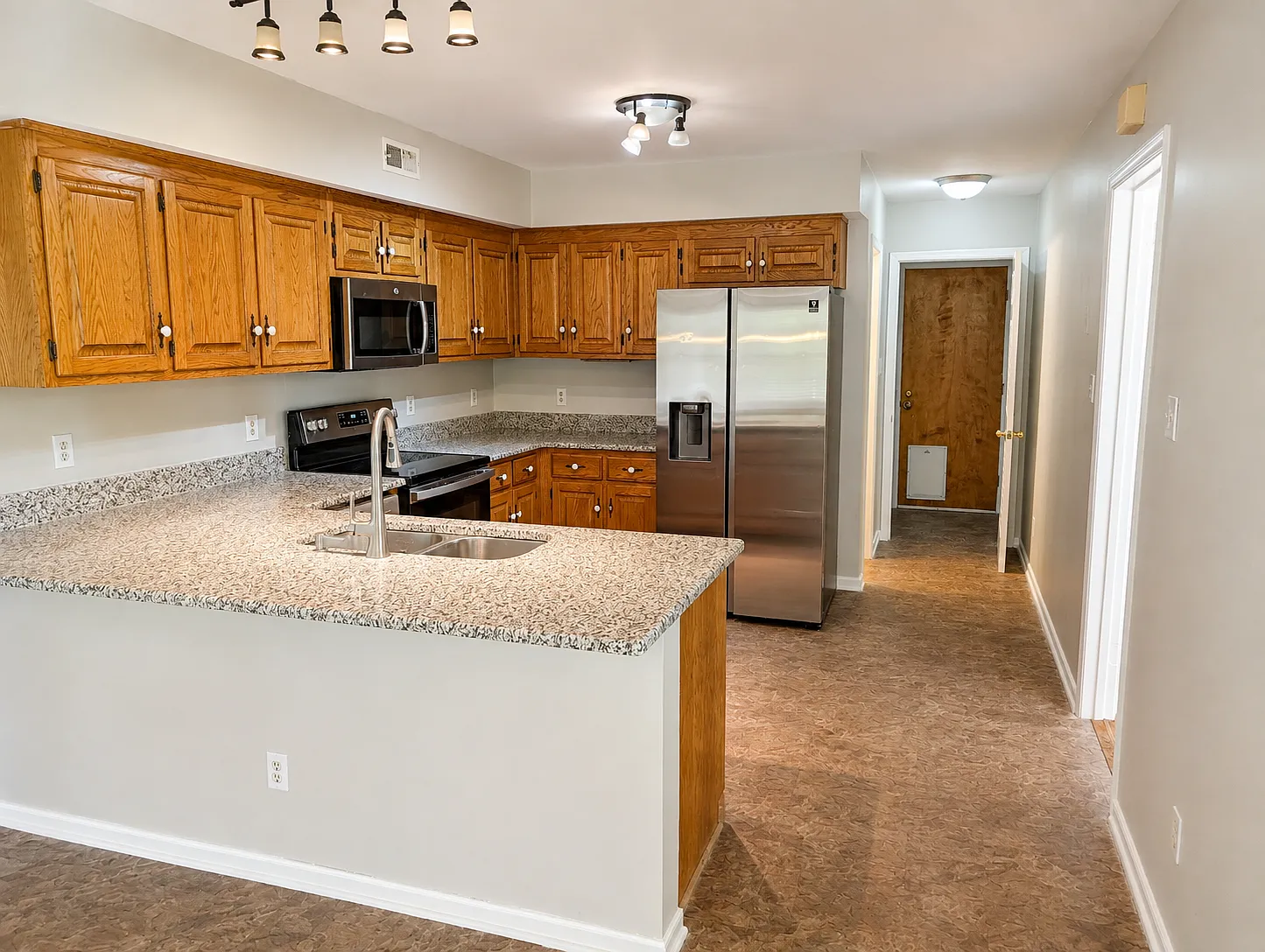 5 bed, 2.5 bath, 2328 sqft, $2,600 — Photo 4