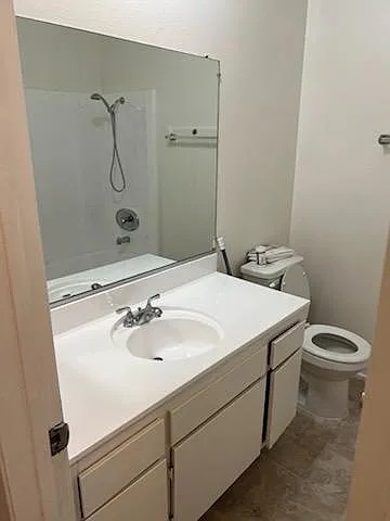 Collins Apartments — Photo 9