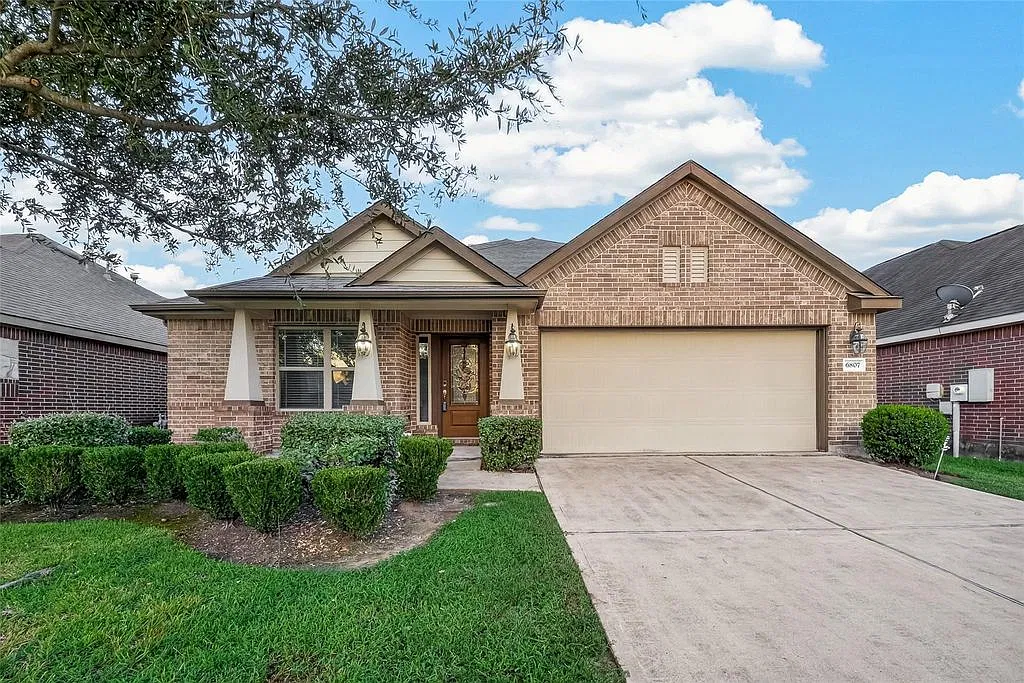 3 bed, 1989 sqft, $2,299 — Photo 1