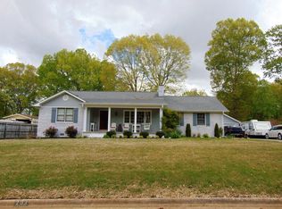 203 Woodridge Dr, Sheffield, AL 35660