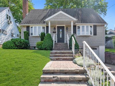 95 Falmouth Place, Albertson, NY, 11507