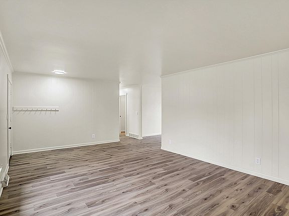 5th image of 1157 Evans Ave