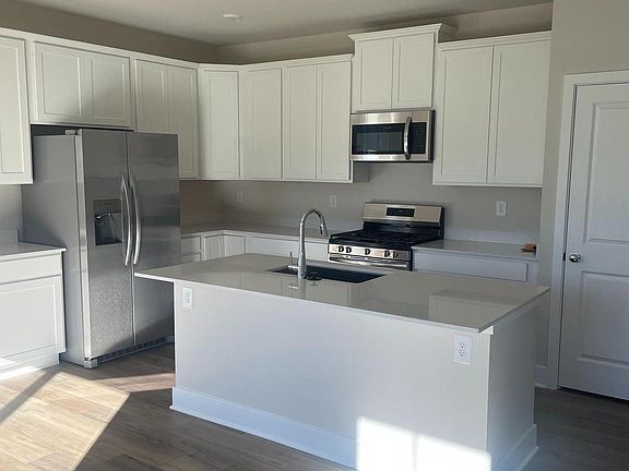 3rd image of 24765 Glendale Ln