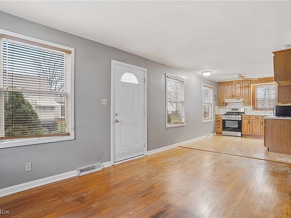 3rd image of 640 Hayes Ave