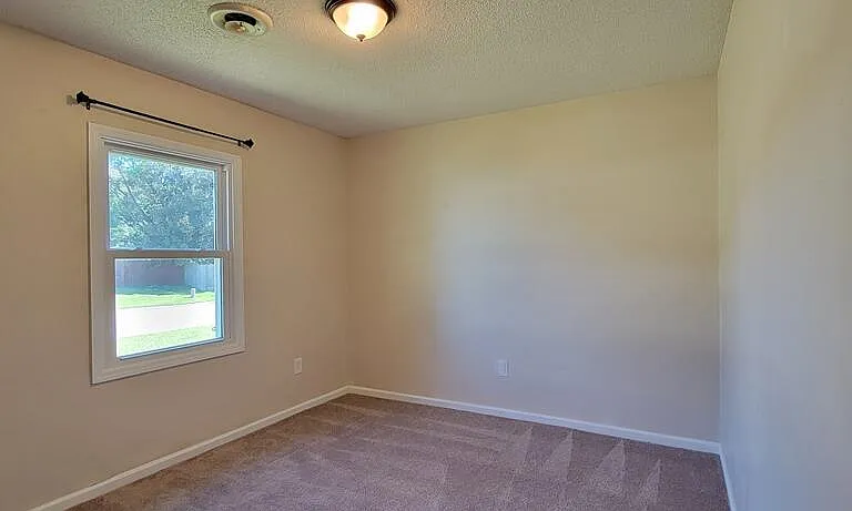 527 Raintree Cir — Photo 19