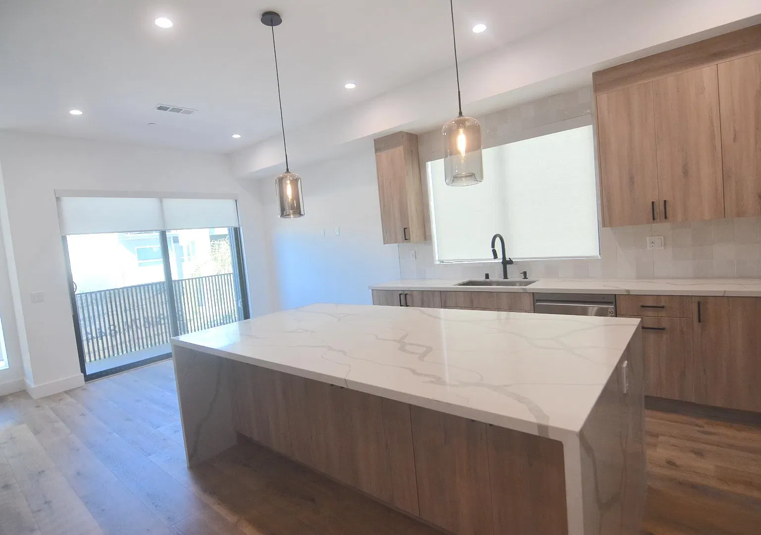 3 bed, 3.5 bath, 1850 sqft, $4,995 — Photo 2