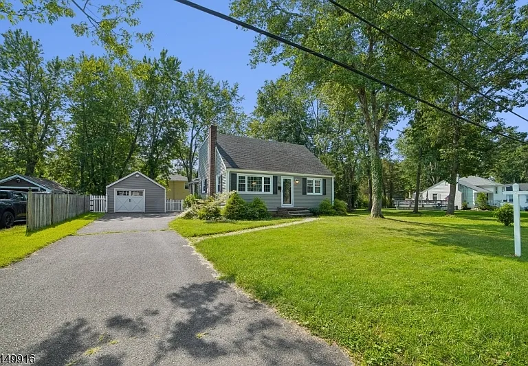 18 Columbia Ave — Photo 2