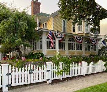 403 E Main St, Harbor Springs, MI, 49740