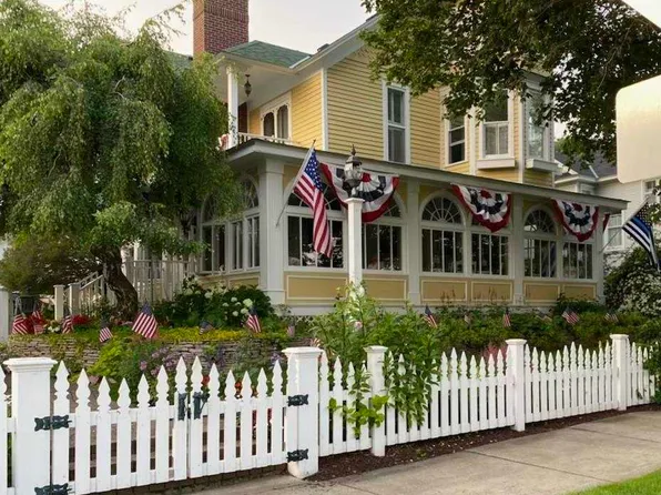 403 E Main St, Harbor Springs, MI 49740