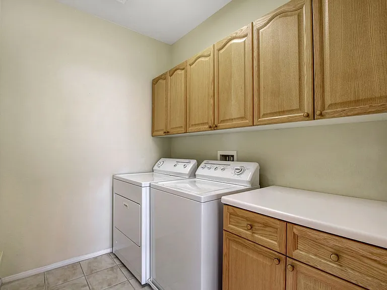 251 Queens Ct — Photo 24