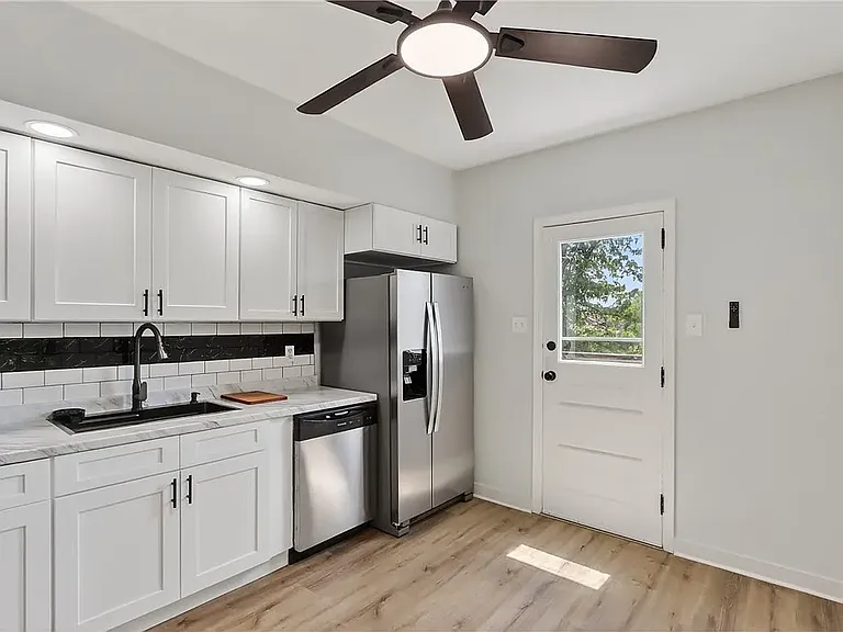 512 Marion Ave — Photo 4