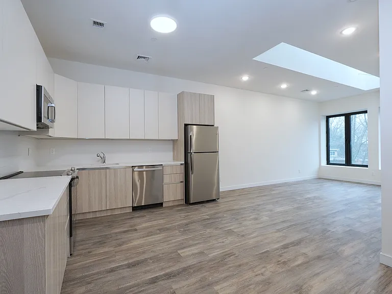 217 Main St #6 — Photo 4