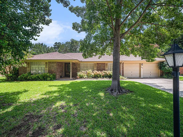 8921 Sirocka Dr, Benbrook, TX 76116