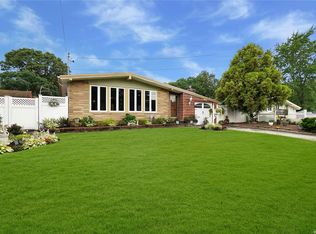 17 Sunset Dr, Centereach, NY 11720