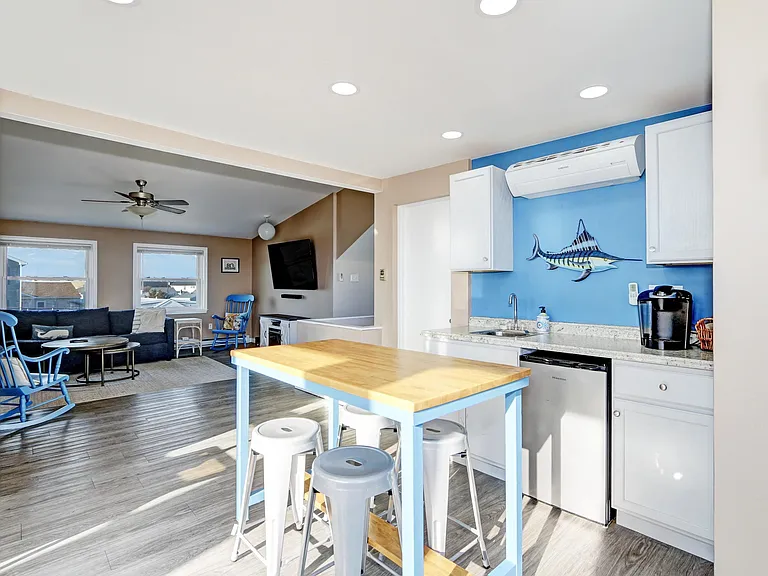 300 Beach Ave E — Photo 12