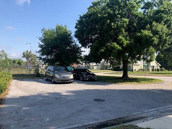 3rd image of 1402 SE Ashford Pl