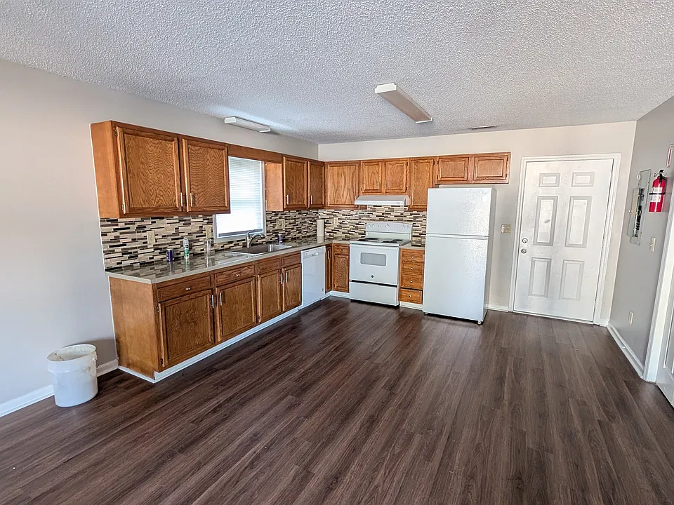 404 Needle Ct
