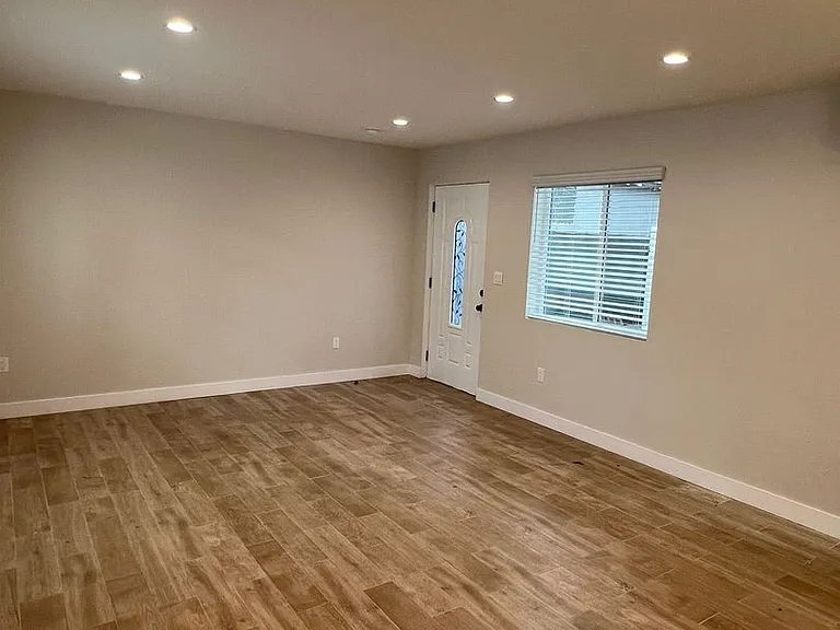 9027 Lindley Ave — Photo 4