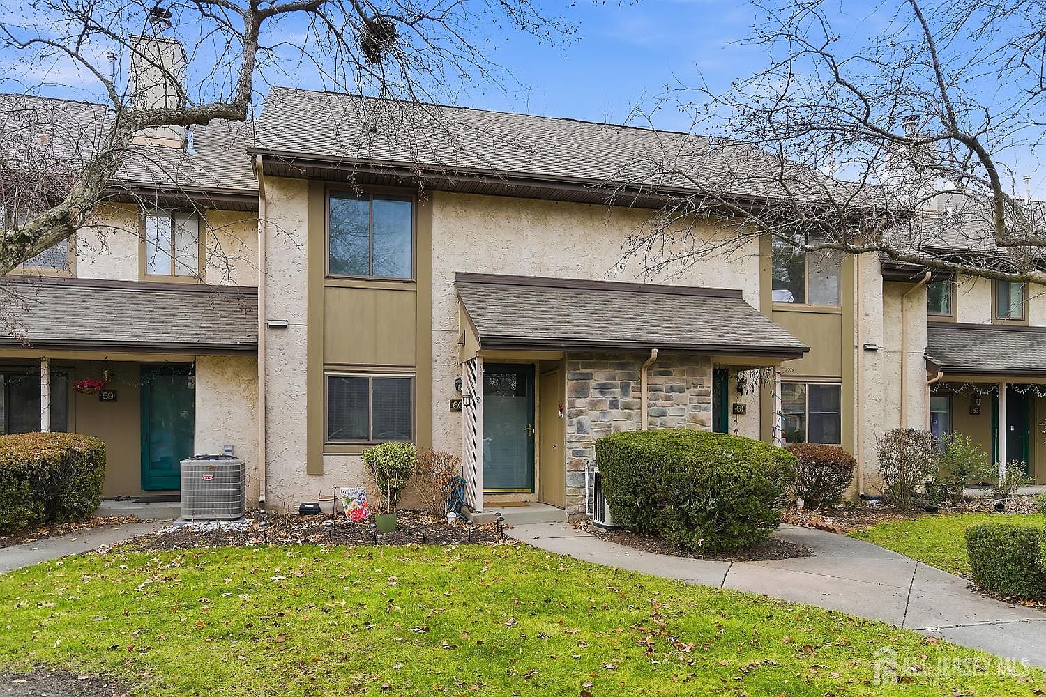60 Hampshire Dr