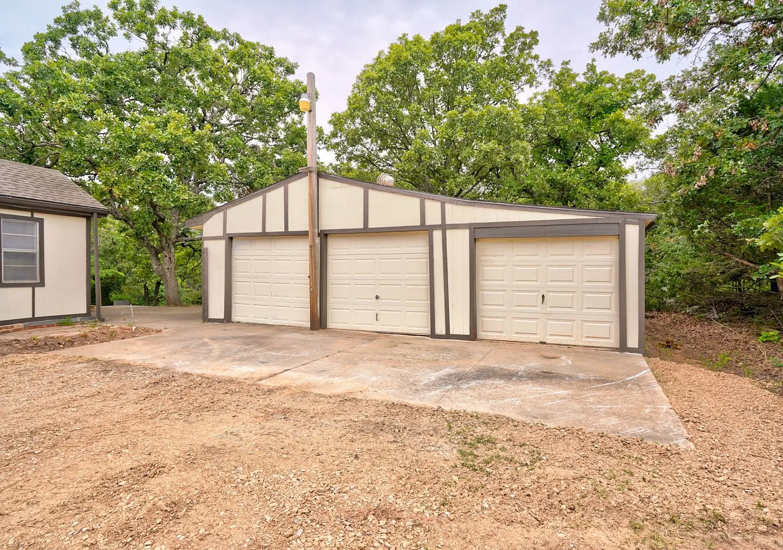 3 bed 2 bath home in Newalla — Photo 2