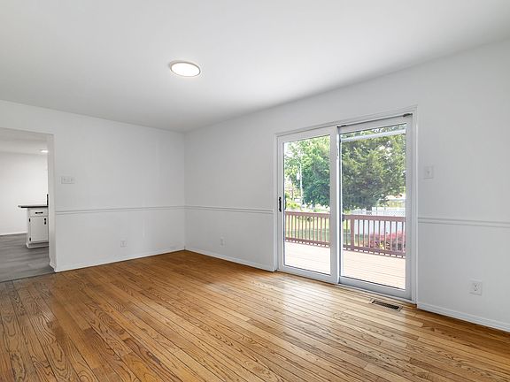 4th image of 1490 El Centro Dr