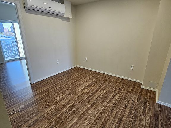 5th image of 686 Eagle Ave #5B