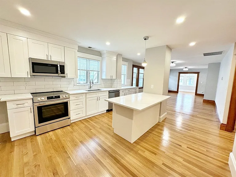 75 Governor Winthrop Rd — Photo 2