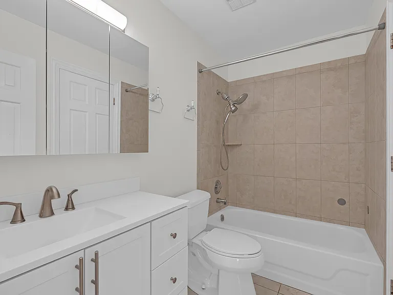 608 Inverrary Ln #608 — Photo 13