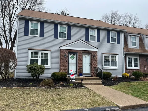 98 Mechanic St APT F, Foxboro, MA 02035