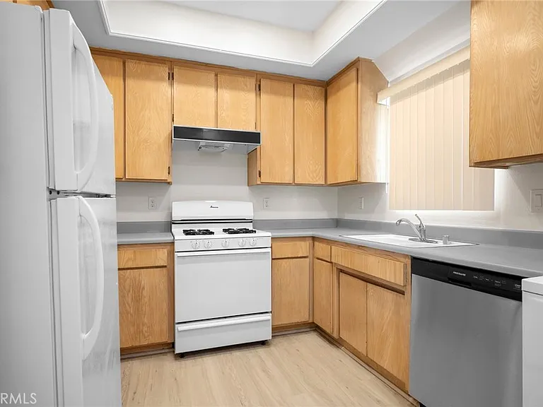 4328 Whitsett Ave — Photo 12