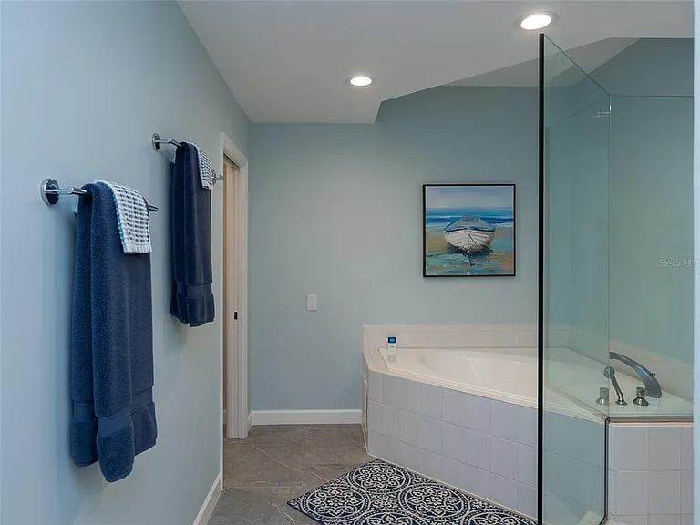 2013 Harbour Links Dr #2013 — Photo 37