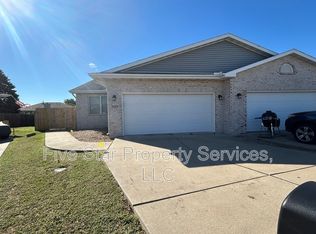 1414 School House Ln, Chatham, IL 62629
