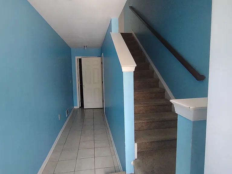 404 S Claymont St — Photo 2