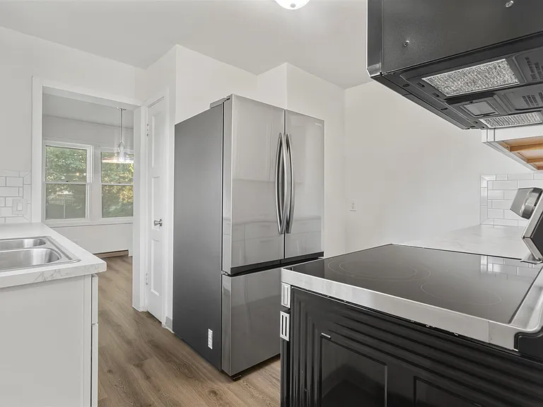924 McPherson Ave — Photo 7