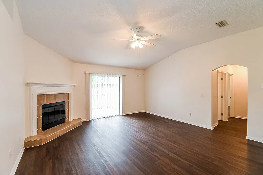 5 bed, 3.0 bath, 2336 sqft, $2,270 — Photo 4