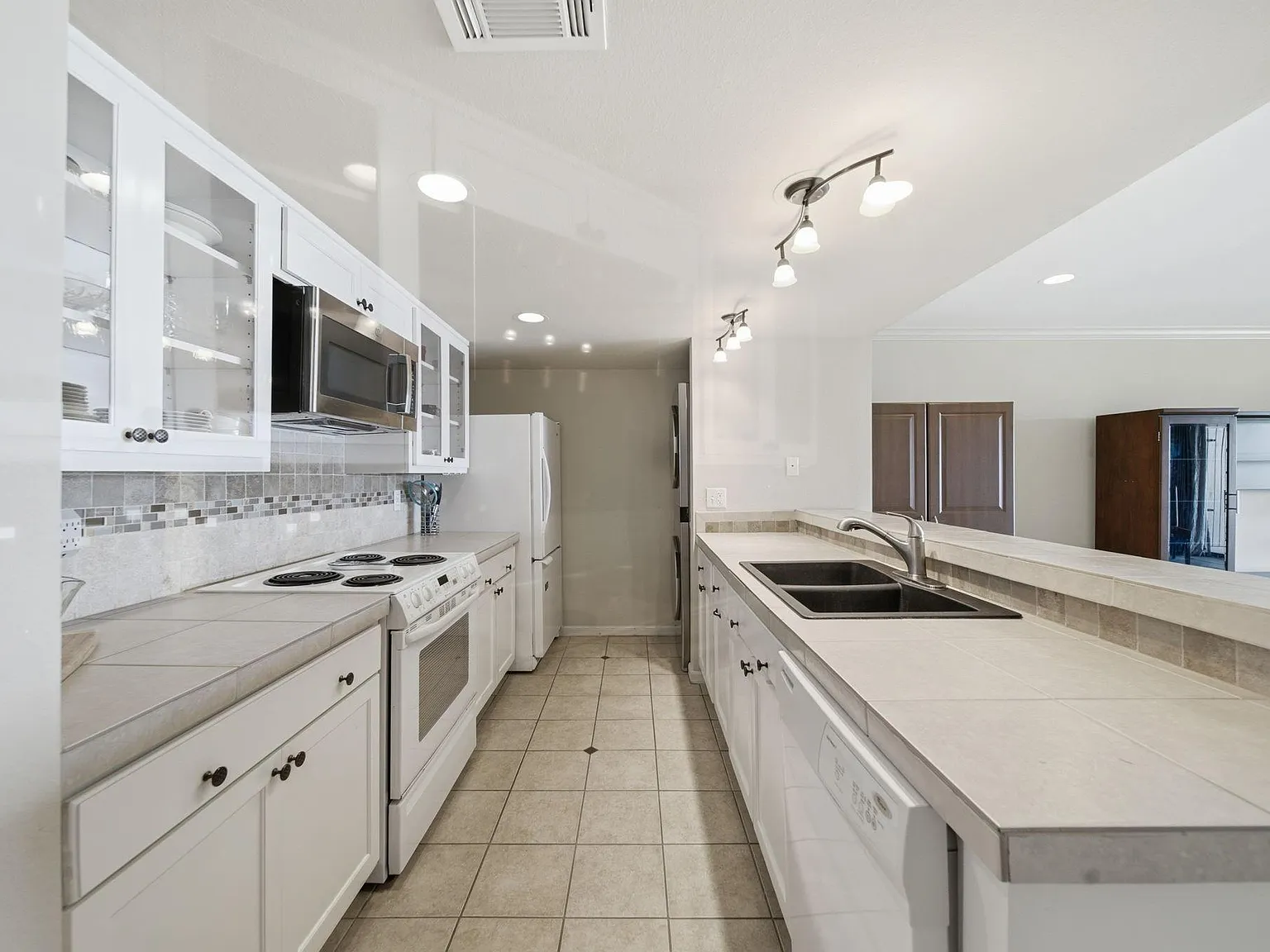 1 bed, 1.0 bath, 848 sqft, $1,300 — Photo 4