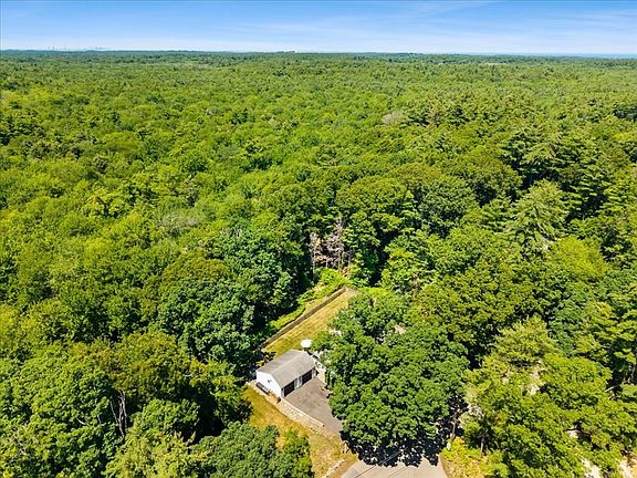 4th image of 822 First Parish Rd