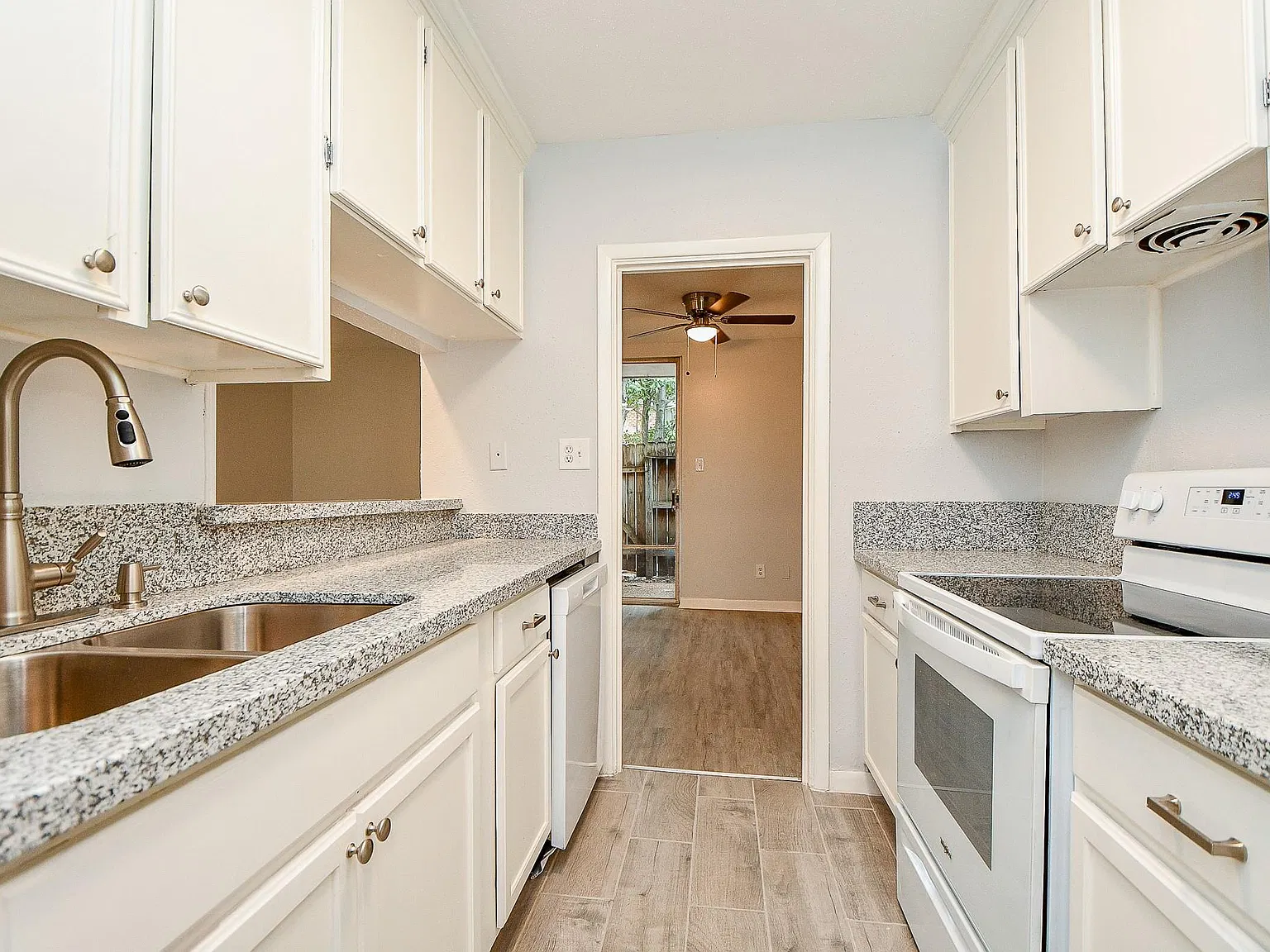 1 bed, 1.0 bath, 706 sqft, $975 — Photo 3