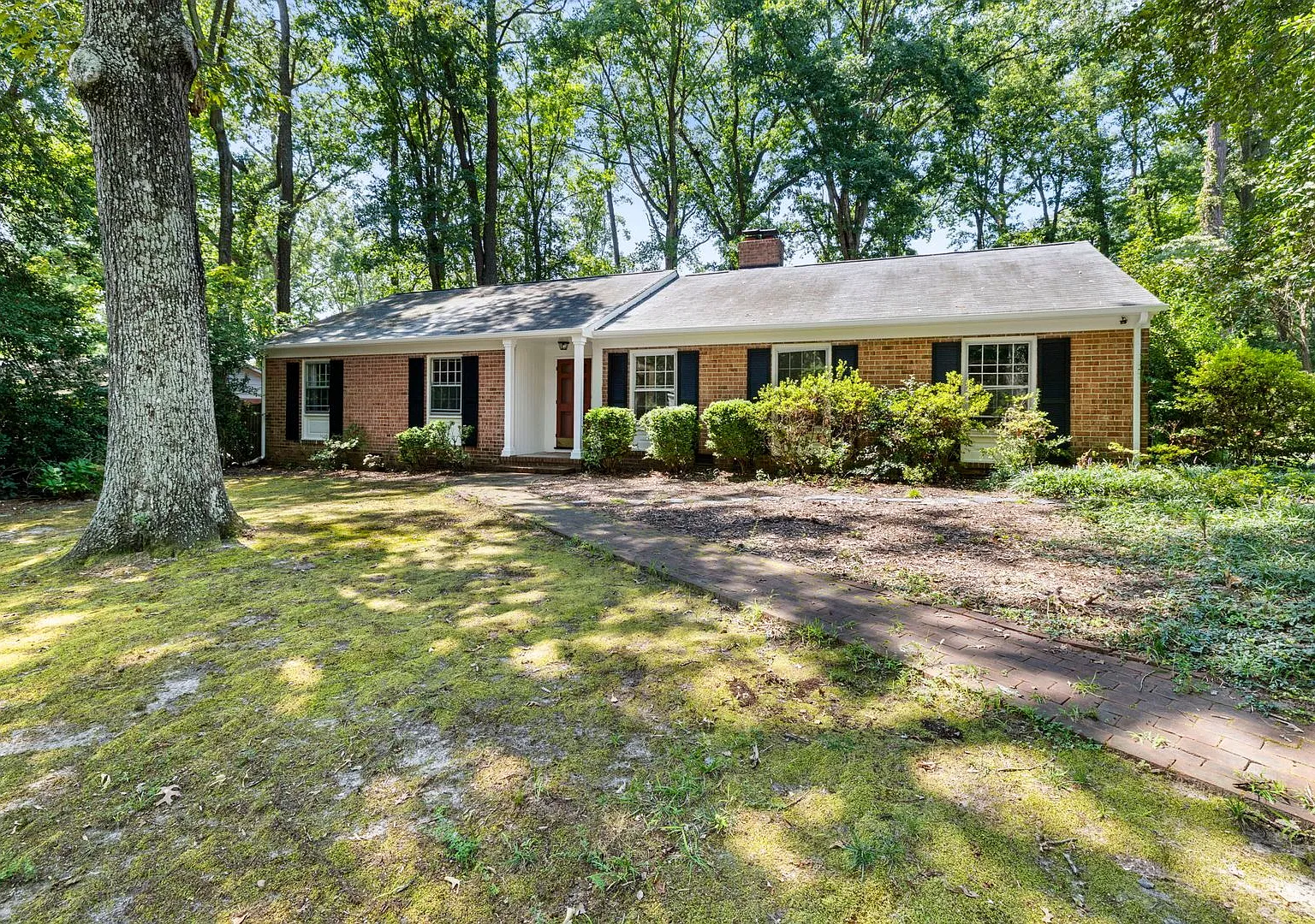 Henrico County classic all-brick ranch offers 2,553 square feet of light-filled, comfortable livi... — Photo 1