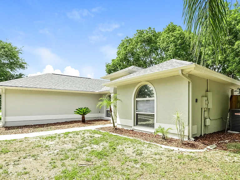 909 Vassar Dr — Photo 4