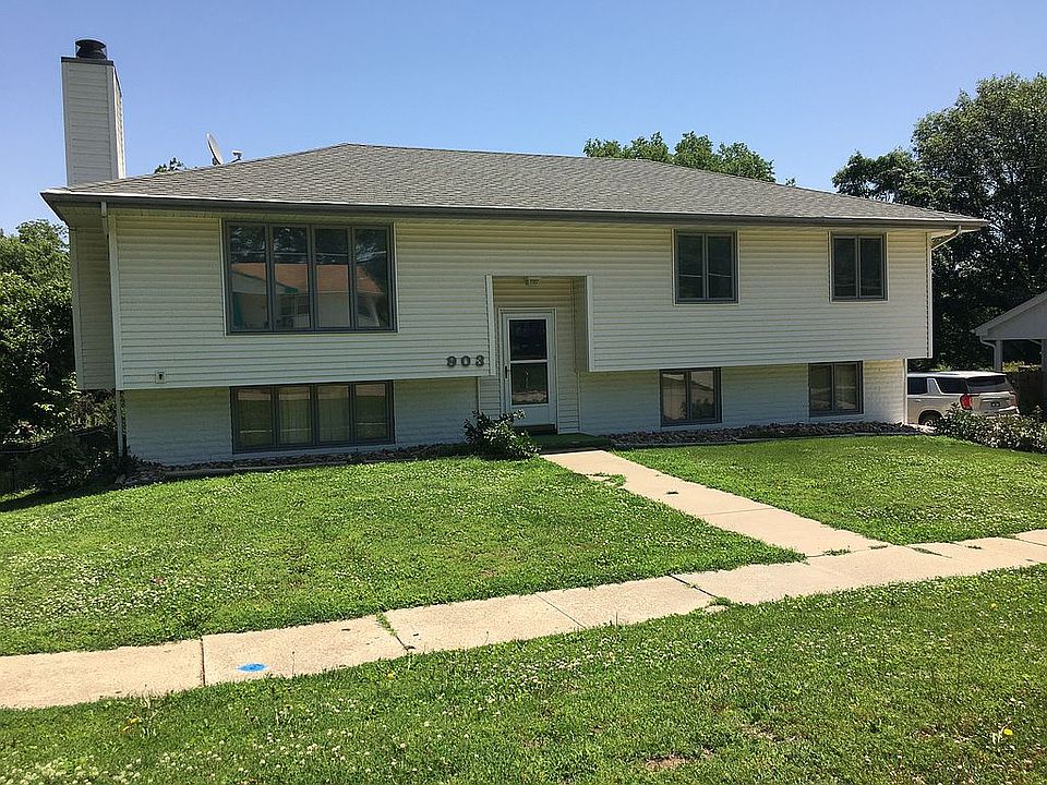 1st image of 903 N Linn St