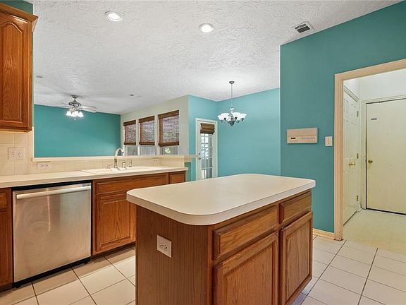 4th image of 2237 Country Club Dr